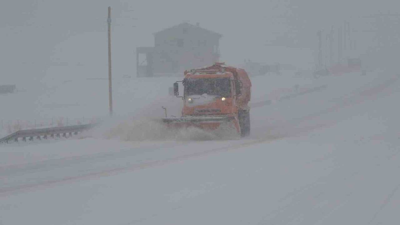 Van'da 287 kapalı yoldan 89'u açıldı, 198 yol için çalışmalar sürüyor
