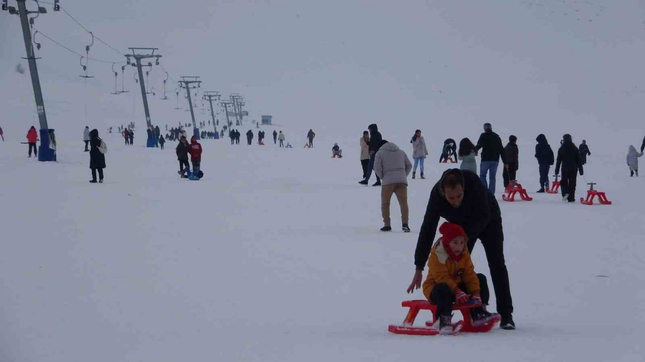 Van'da Abalı Kayak Merkezi'nde yarıyıl coşkusu