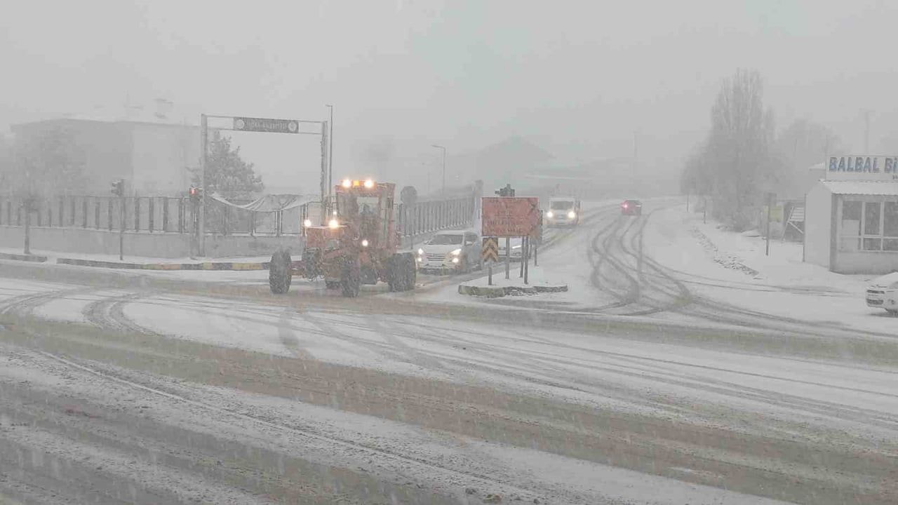 Van’da akşam karı ulaşımı olumsuz etkiledi, Van-Erciş yolunda kazalar yaşandı