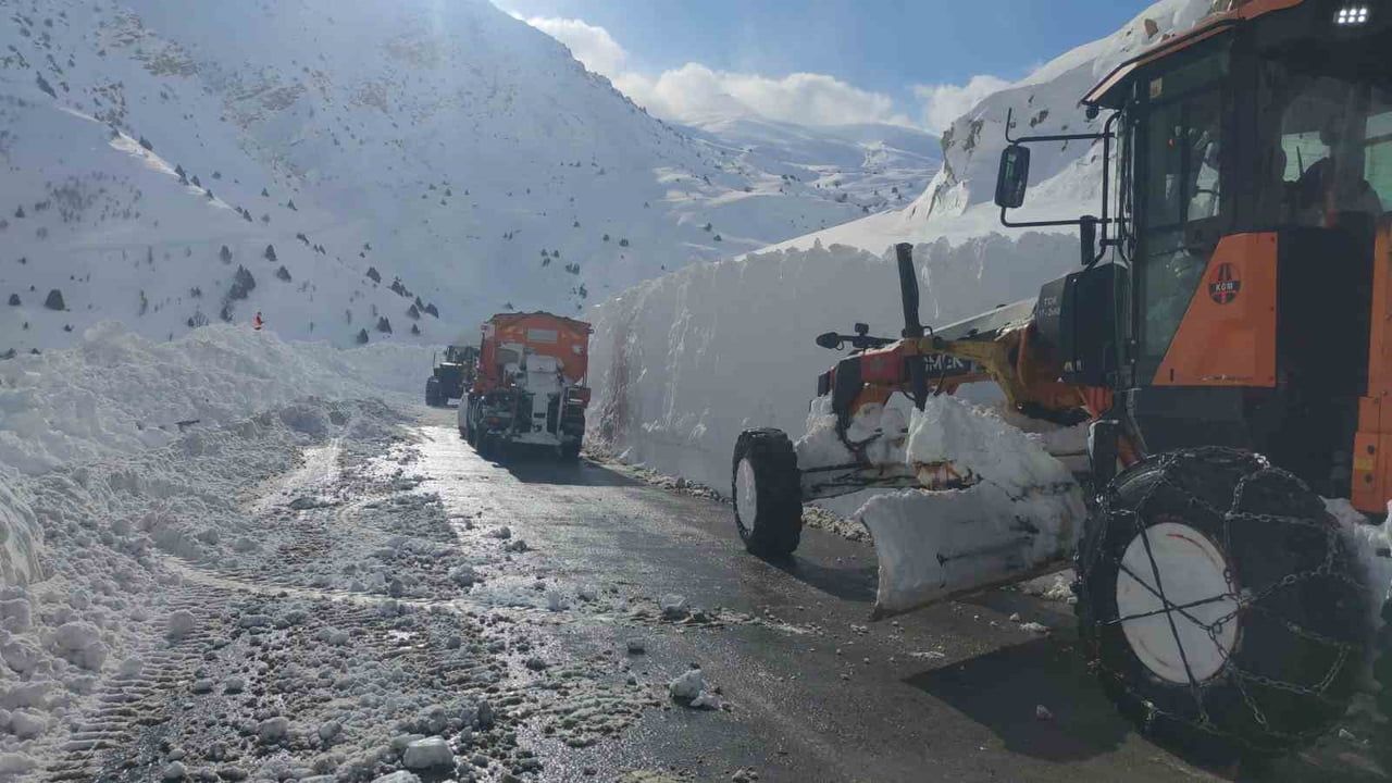 Van'da çığı temizleyen greyder şarampole yuvarlandı