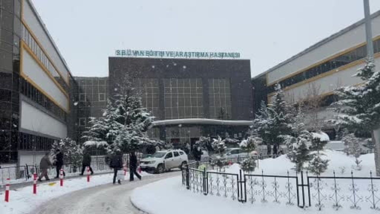 Van’da göğüs açılmadan Uniportal VATS ile sol üst akciğer lobu çıkarıldı