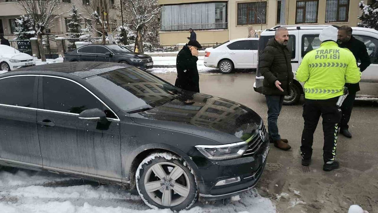 Van'da İpekyolu Belediyesi Başkanı Canan Uzunay'ın Resmi Aracına Haciz