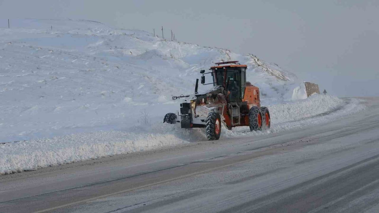 Van'da kar esareti: 594 yerleşim yolu kapandı