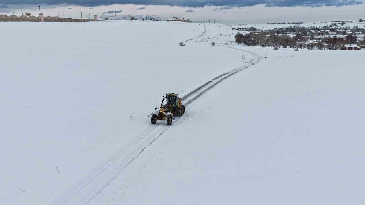Van'da kar felci: 283 yerleşim yerinin yolu ulaşıma kapandı