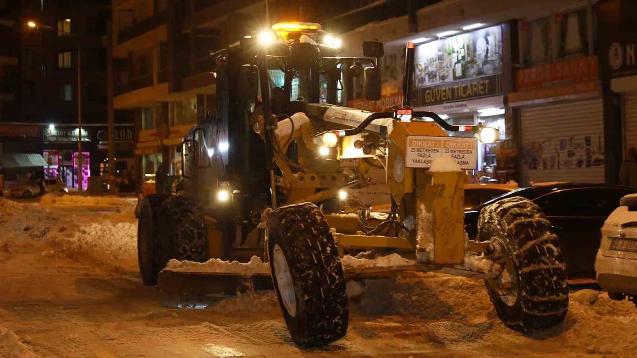 Van'da kar ve tipi 341 yerleşim yerinin yolunu kapattı