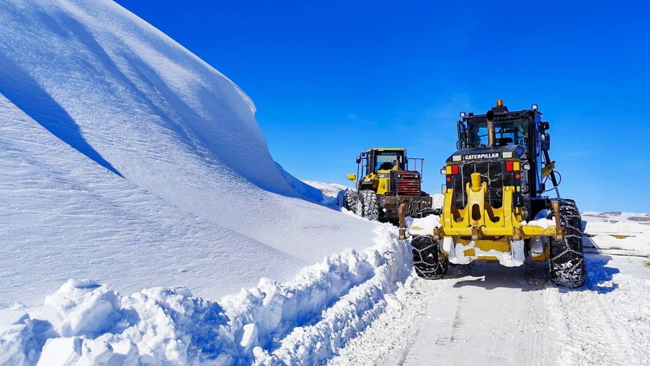 Van'da kardan kapanan 625 yoldan 586'sı açıldı