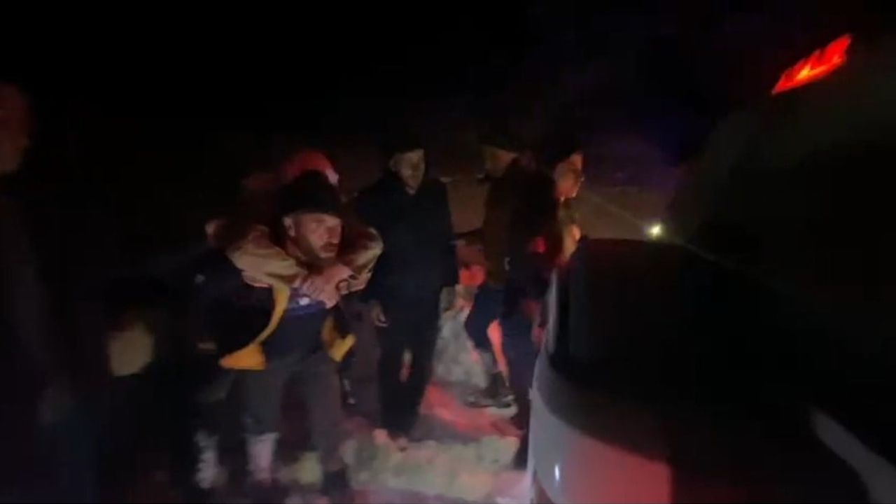 Van'da karla kapalı mahallede KOAH ve kalp hastası kadına ekip müdahalesi