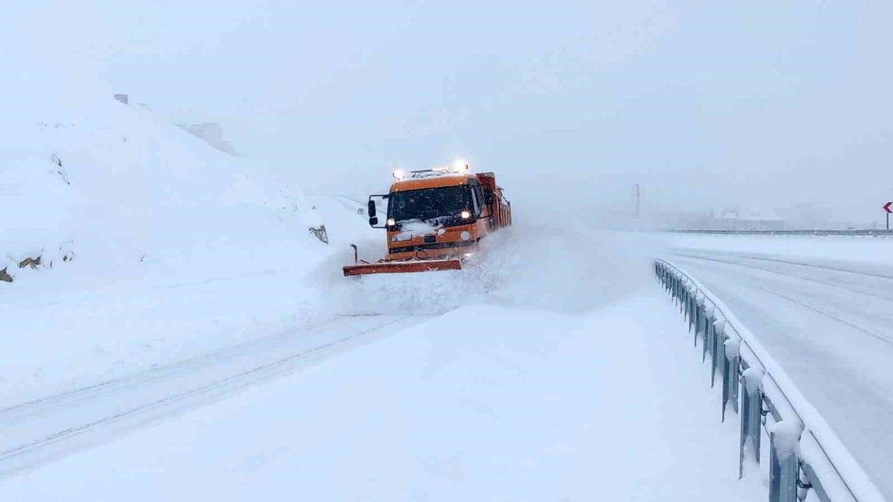 Van'da Kurubaş Geçidi'nde kar ve sis trafiği olumsuz etkiliyor