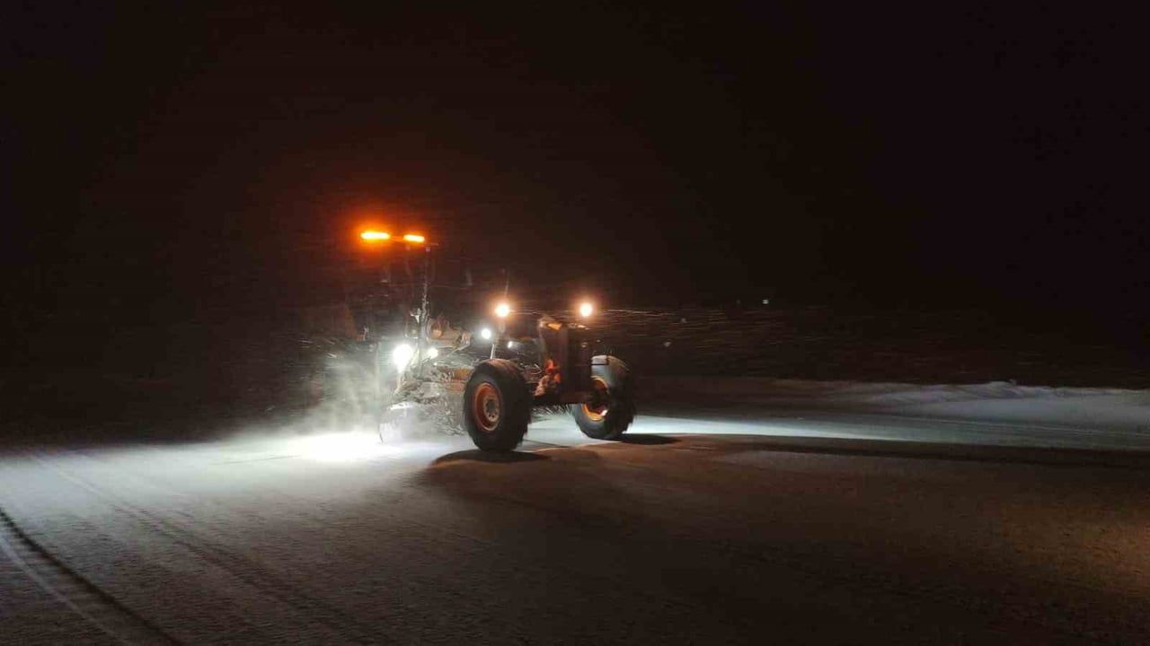 Van'da Kurubaş Geçidi'nde kar ve tipi ulaşımı olumsuz etkiledi