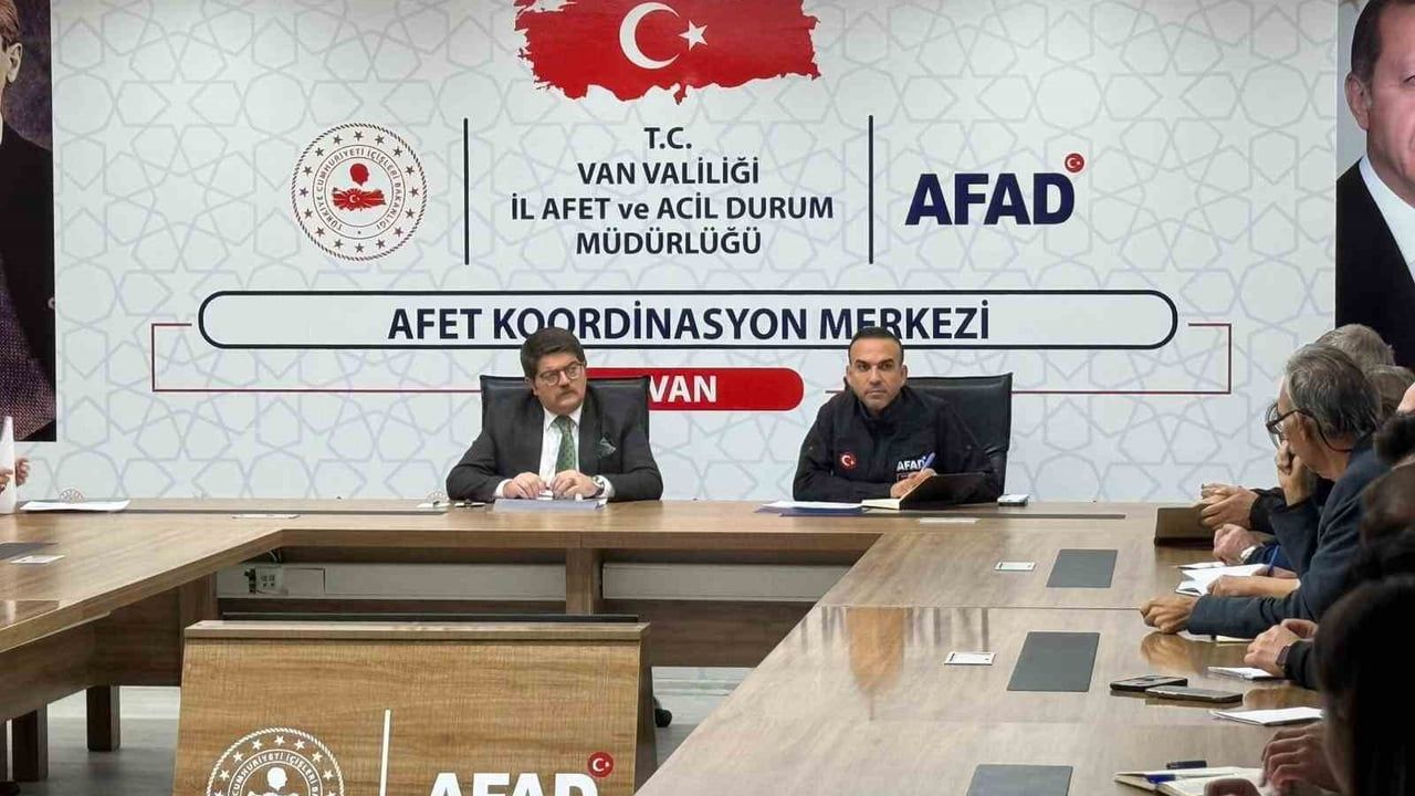 Van'da kurumlar kar yağışı ve olumsuz hava şartlarına karşı toplandı