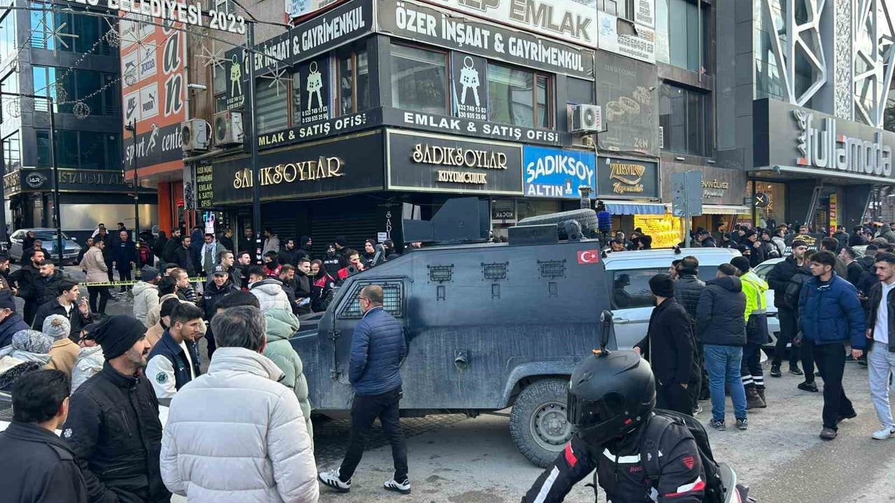 Van'da kuyumcunun açılmaması emanet altın ve paralar nedeniyle gerilime yol açtı