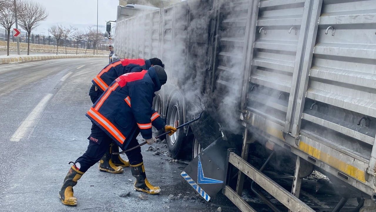 Van'da seyir halindeki tırın lastikleri yandı, itfaiye müdahale etti
