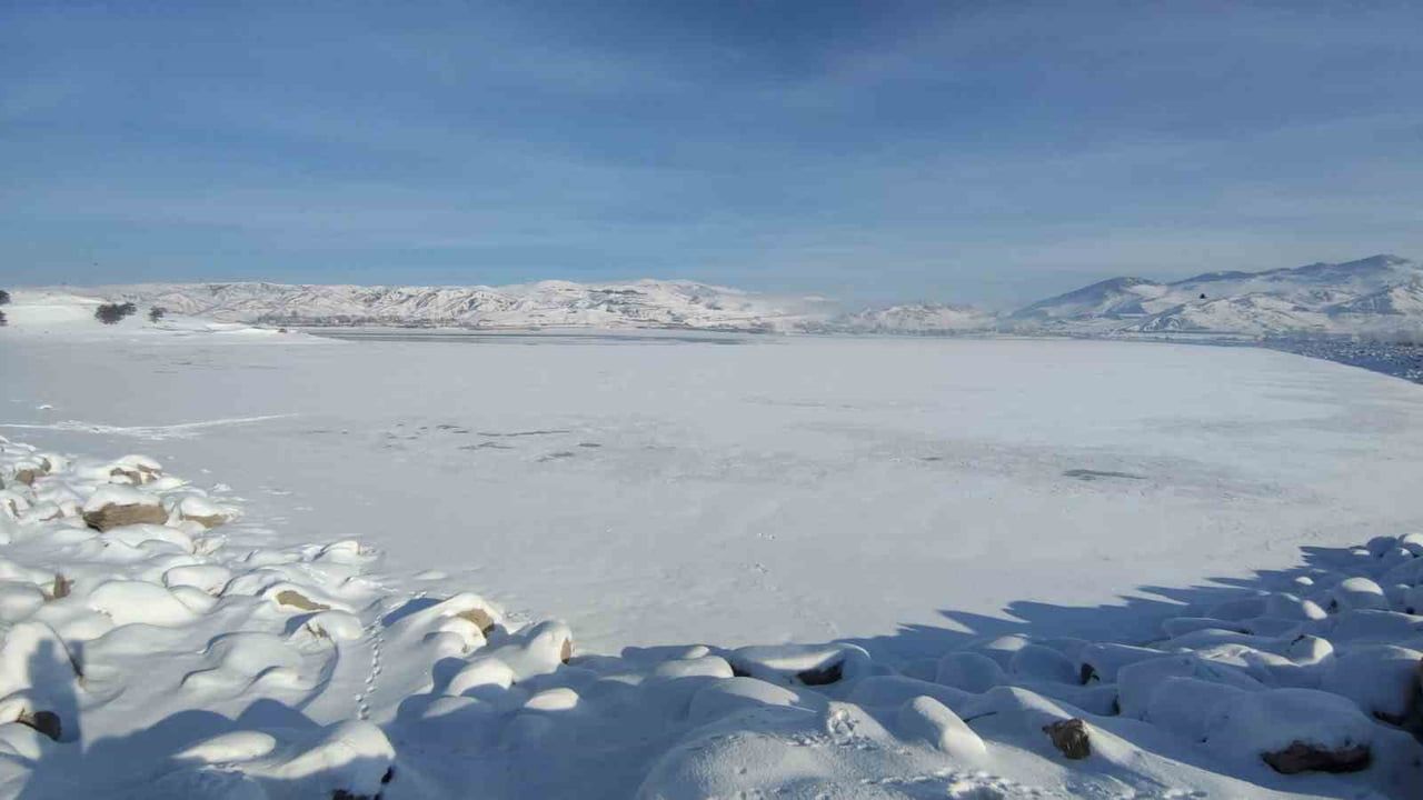 Van'da Sıhke Göleti Sibirya Soğuklarıyla Buzlandı