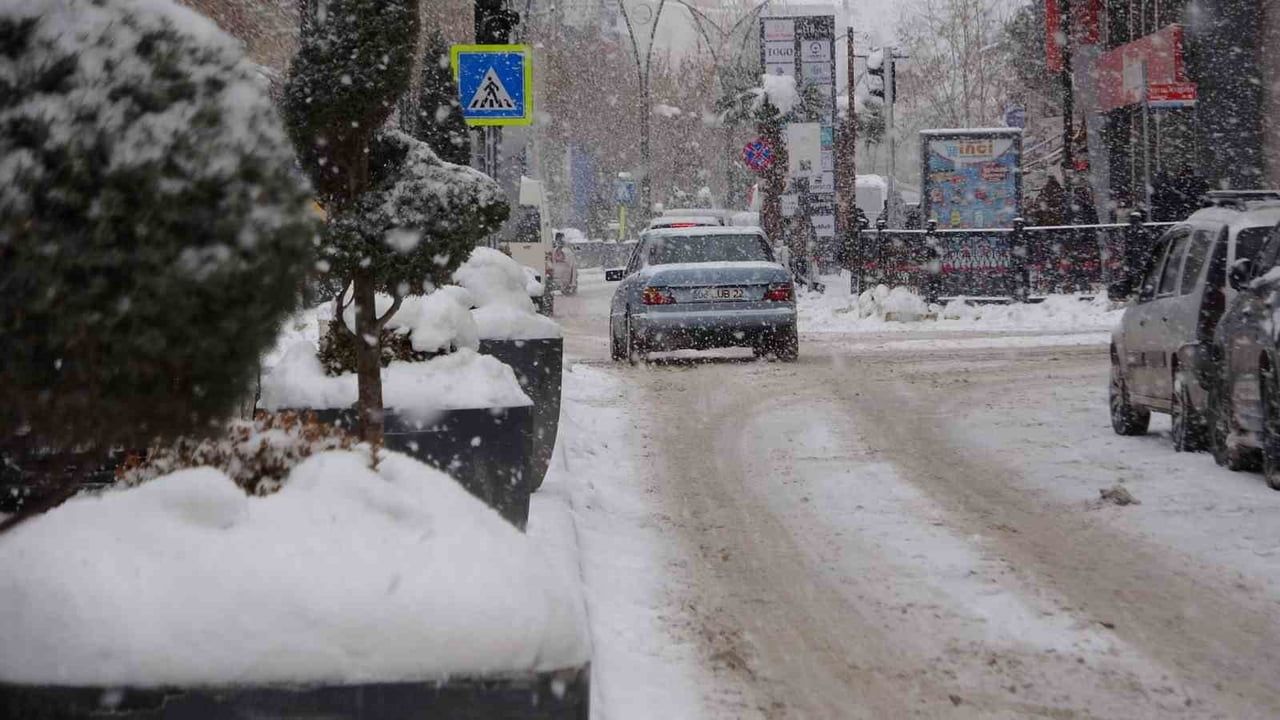 Van'da yoğun kar yağışı: 625 yerleşim yerinin yolu kapandı, eğitime bir gün ara