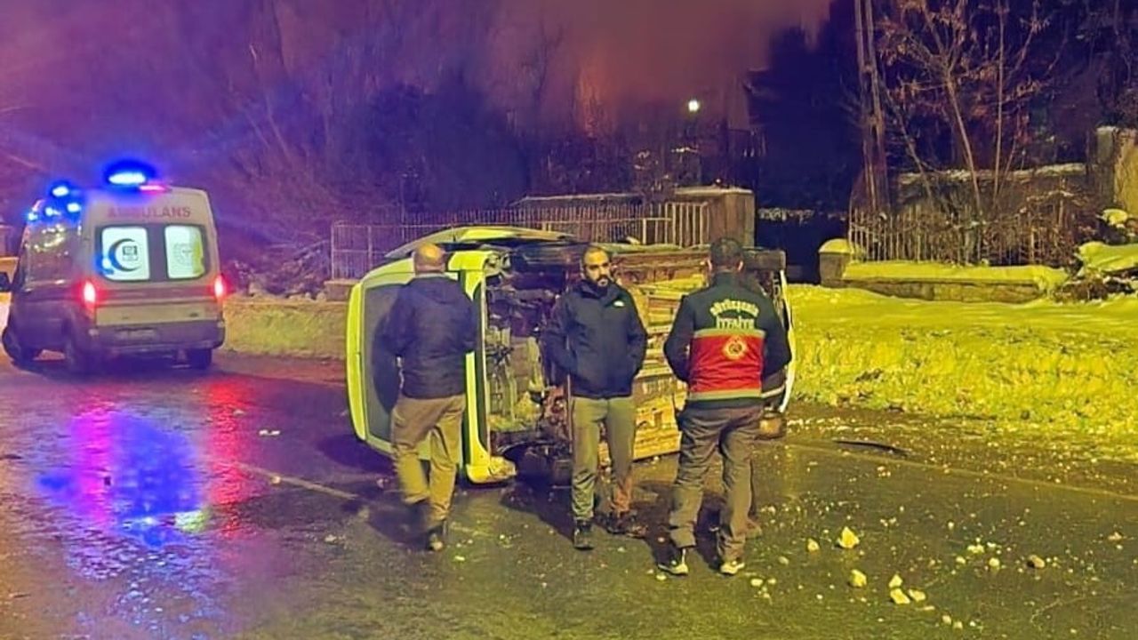 Van Edremit'te kamyonet devrildi: sürücü yaralandı