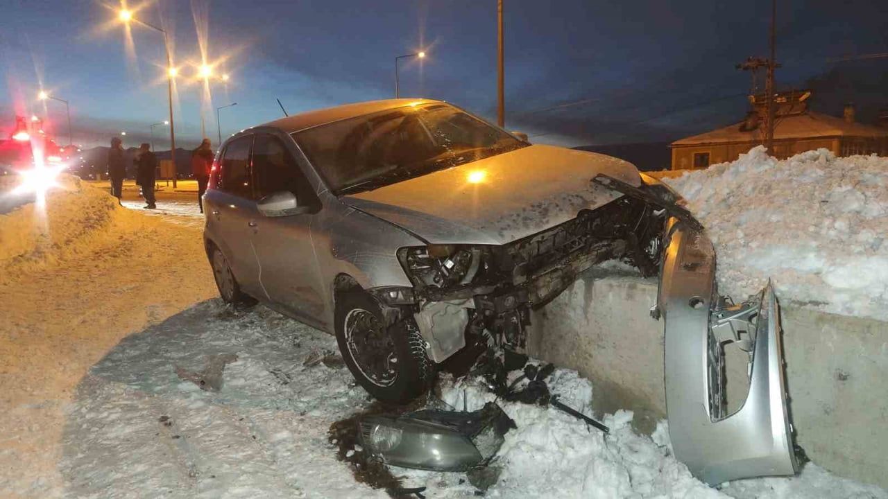 Van Gevaş’ta otomobil istinat duvarına çarptı: 3 yaralı