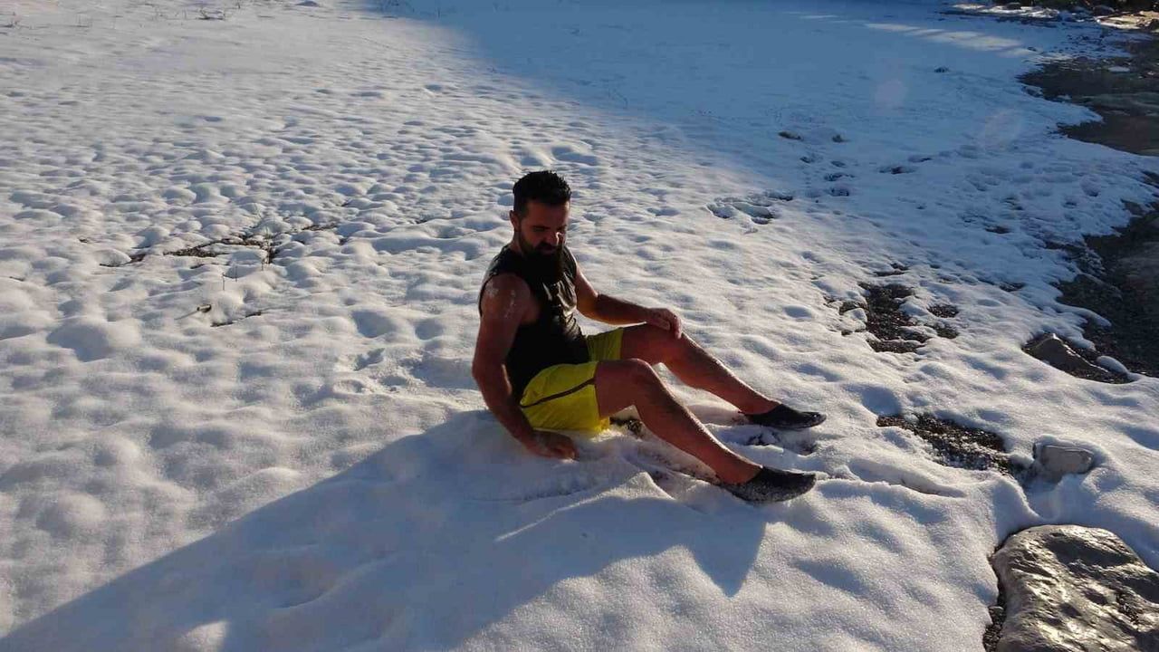 Van Gölü'nde eksi 9'da soğuk suya dalış: Öğretmenler kar üstünde güneşlendi