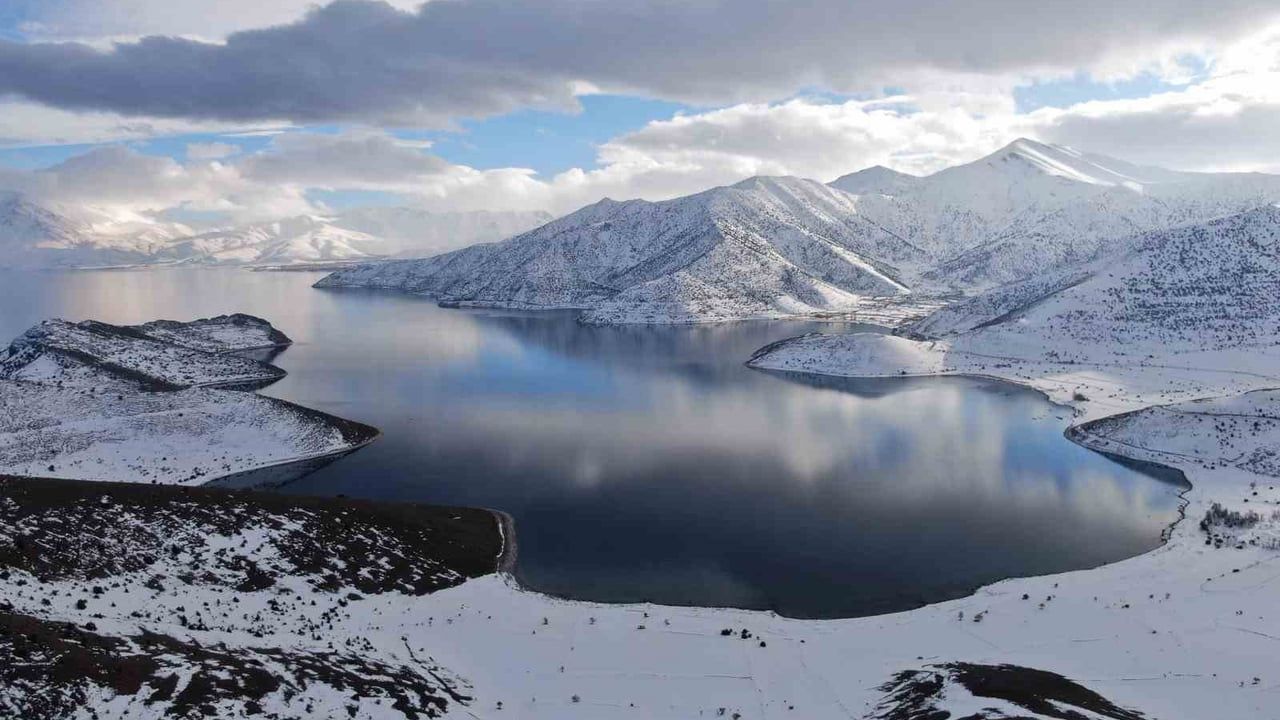 Van Gölü'nde Kar ve Mavinin Buluşması