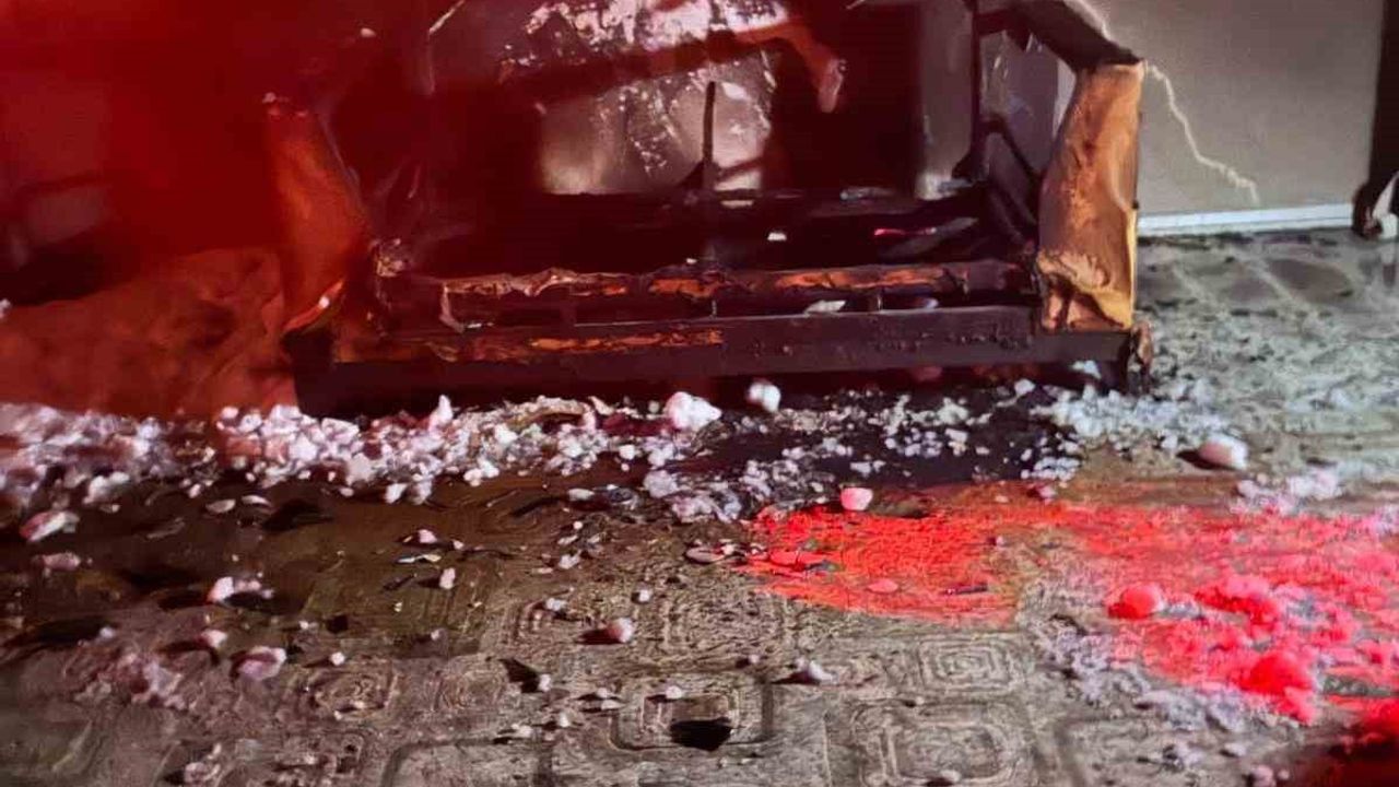 Van'ın Tuşba ilçesinde ev yangını: Dibekdüzü Mahallesi'nde ev kullanılamaz hale geldi