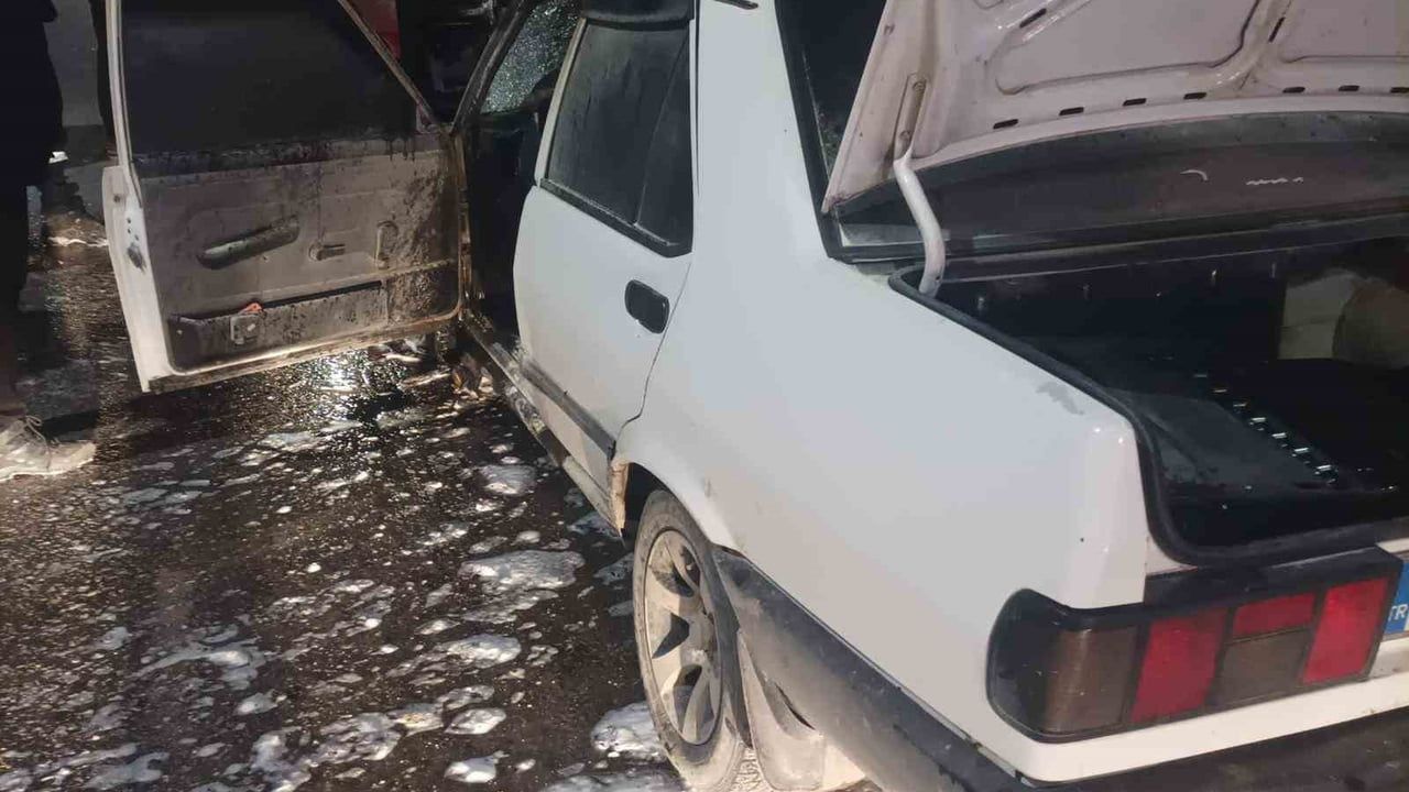 Van İpekyolu'nda park halindeki Şahin marka otomobil alev aldı