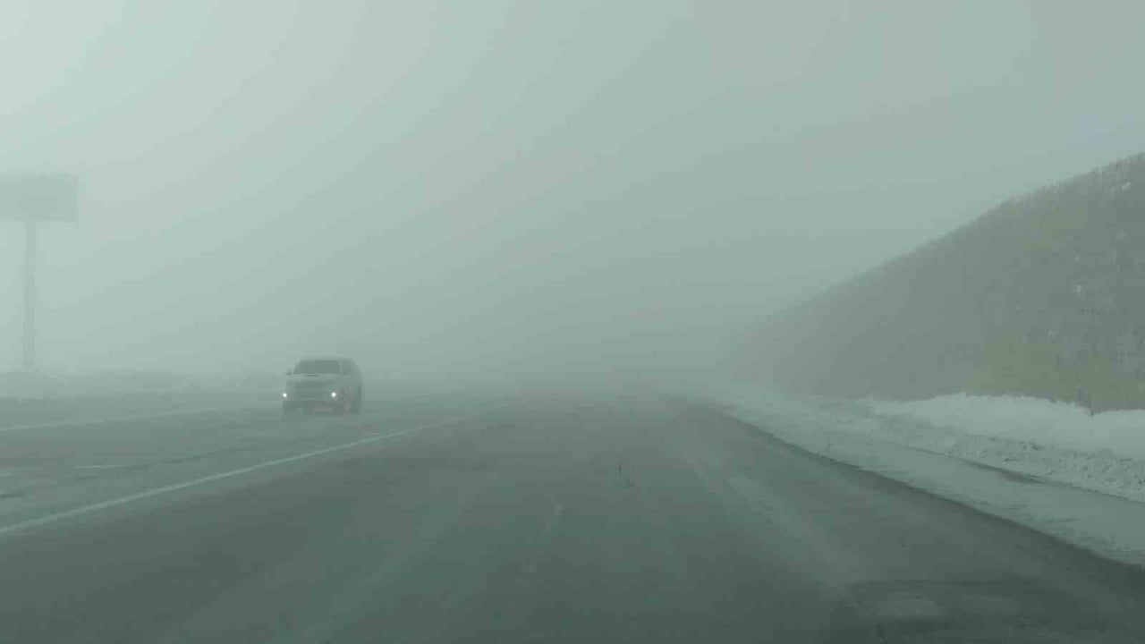 Van-Özalp kara yolunda yoğun sis: Görüş 30 metreye kadar düştü