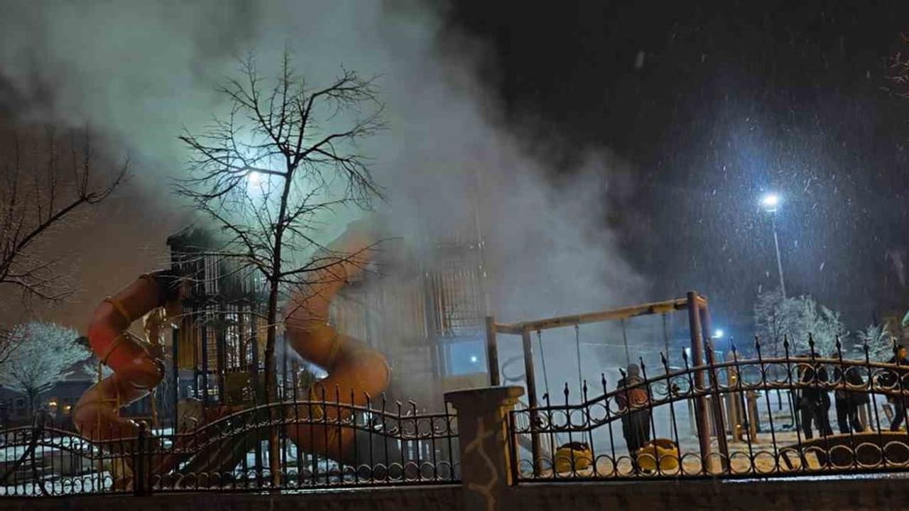 Van Tuşba'da çocuk parkı yakıldı