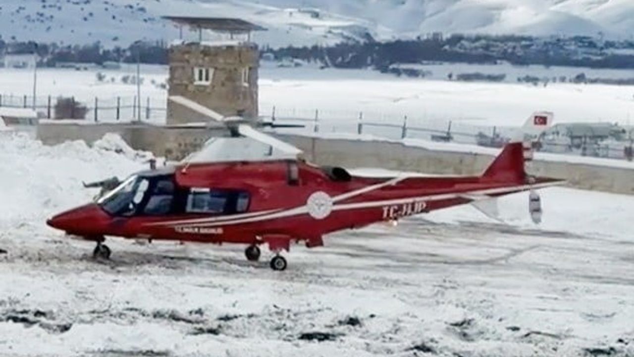 Varto'da asfiksi tanılı yenidoğan ambulans helikopterle Erzurum'a sevk edildi
