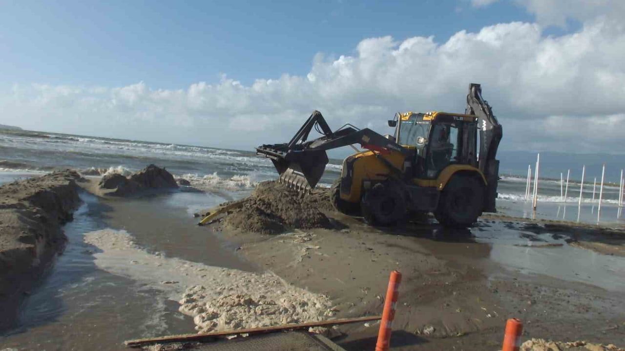 Venedik değil Balıkesir: Burhaniye’de deniz taştı, yazlıklar suya gömüldü