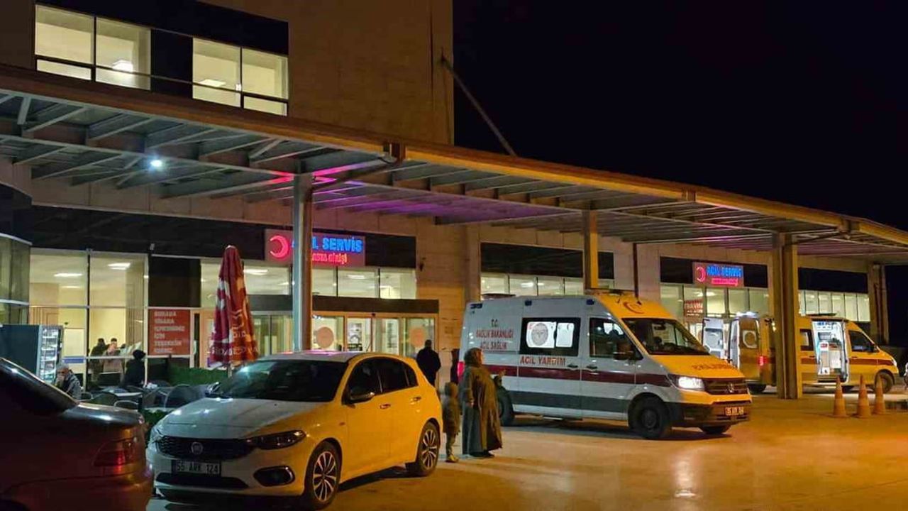 Vezirköprü’de hafif ticari aracın devrilmesi sonucu 6 yaralı