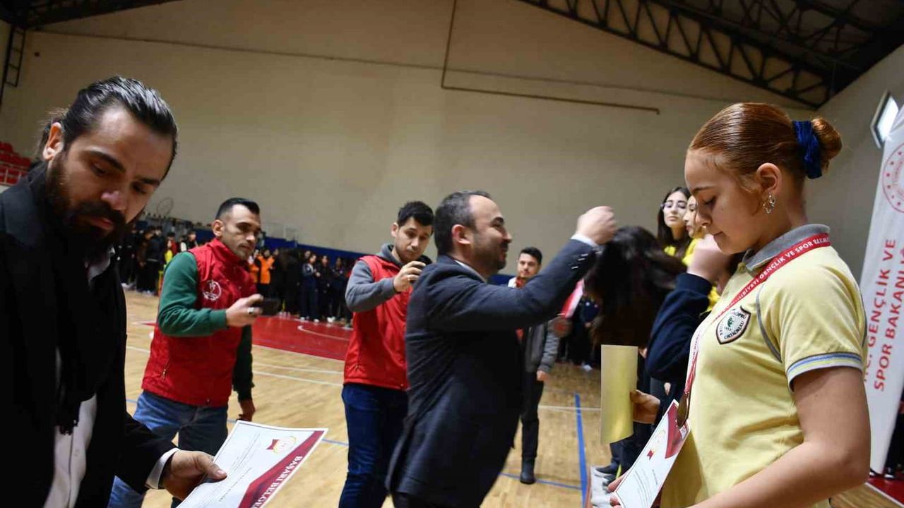 Vezirköprü’de okul sporları ödül töreni