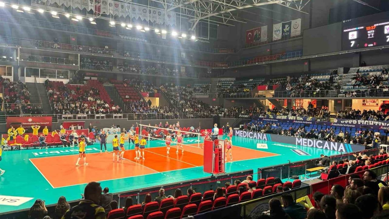 Voleybolda tribünlerden rahim ağzı kanseri farkındalığı çağrısı