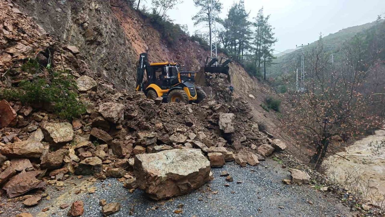Yağış Sonrası Bozulan Yollar Onarılıyor — Antalya Büyükşehir Hızlı Müdahale