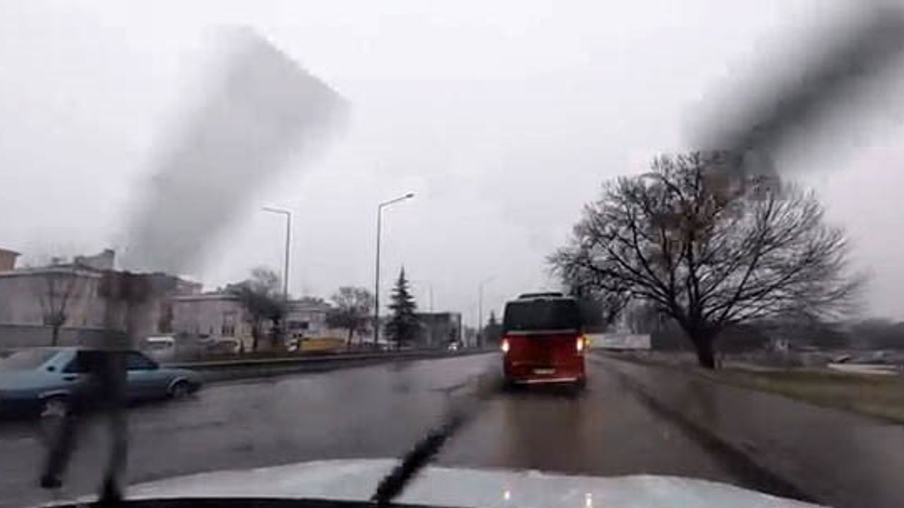 Yağış sonrası çevre yolu suyla doldu, bazı araçlar yolda mahsur kaldı