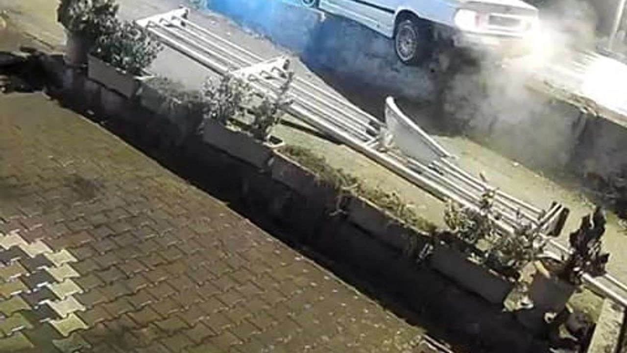 Yağışta kayan otomobil korkuluklara çarptı; sürücü aracını bırakıp uzaklaştı