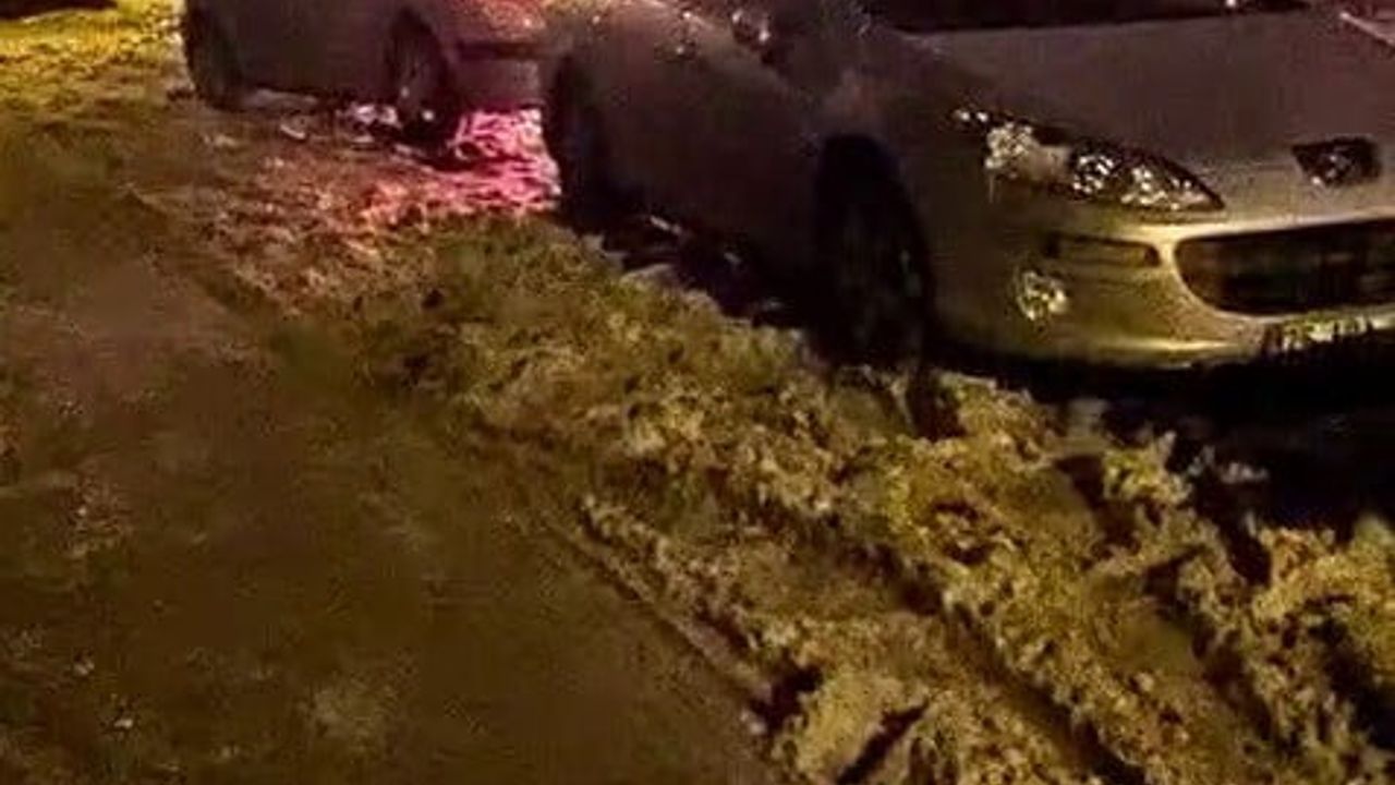 Yakutiye'de park halindeki otomobil alev aldı