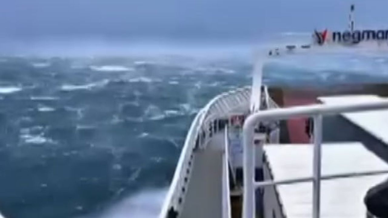 Yalova’da fırtına: Feribot ve iskelelerde çarpıcı görüntüler