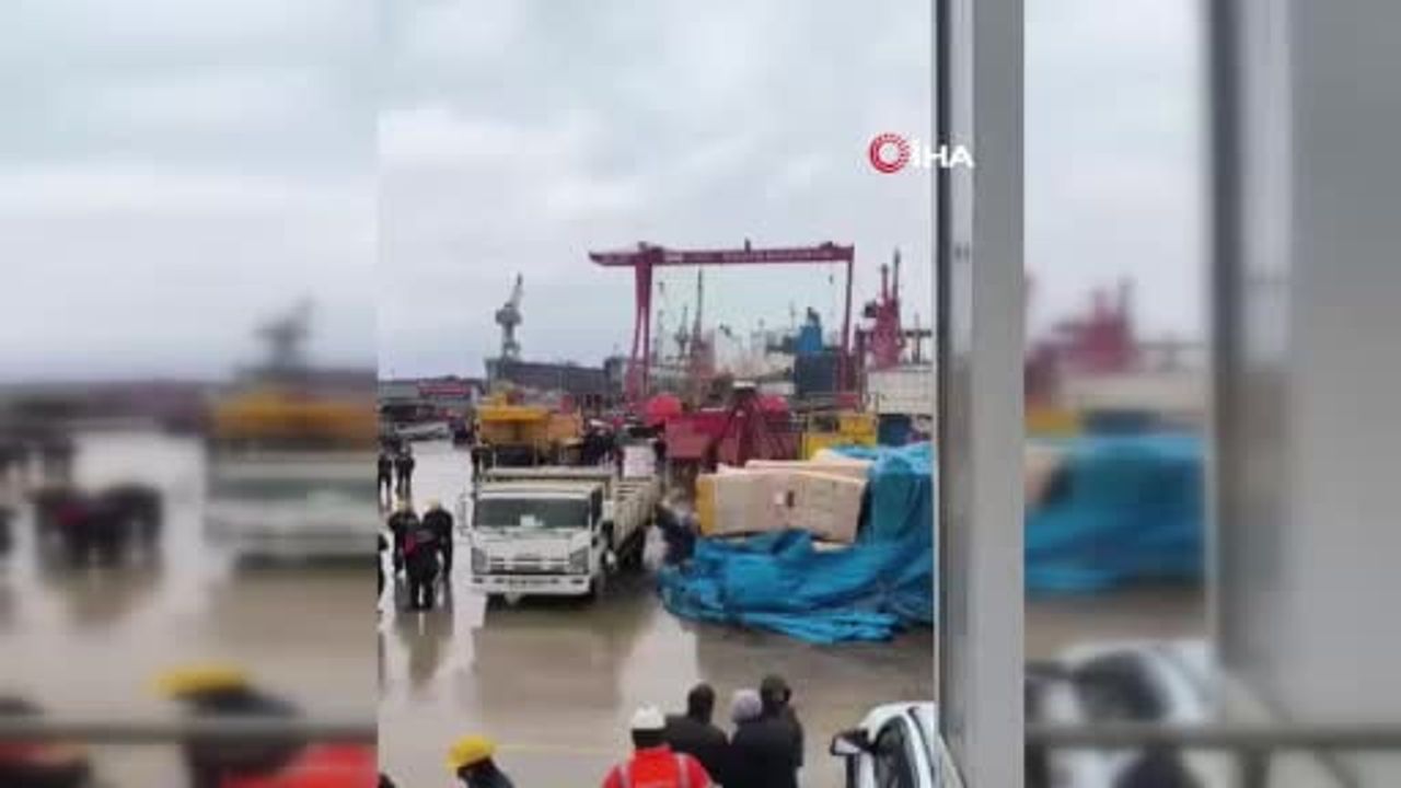 Yalova'da şiddetli fırtına: vinçler devrildi, konteynerler uçtu