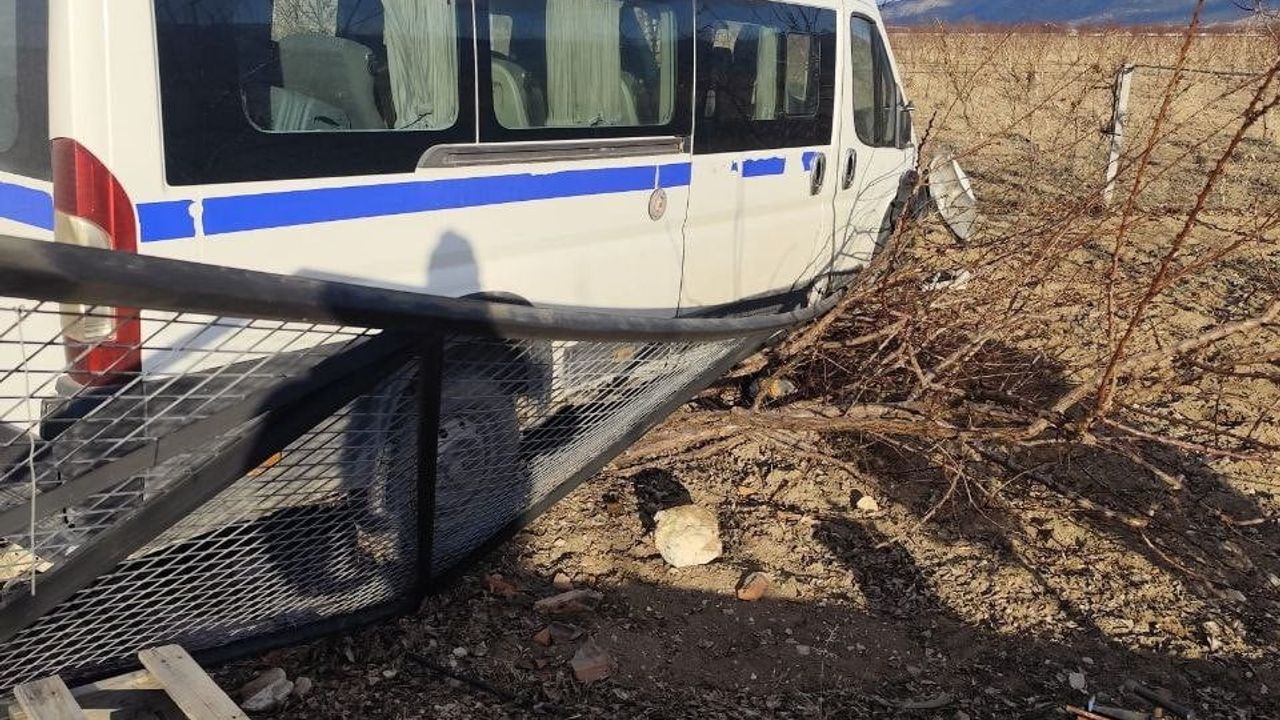Yalvaç'ta kontrolden çıkan hafif ticari araç bahçe evinin kapısına çarptı: 1 yaralı