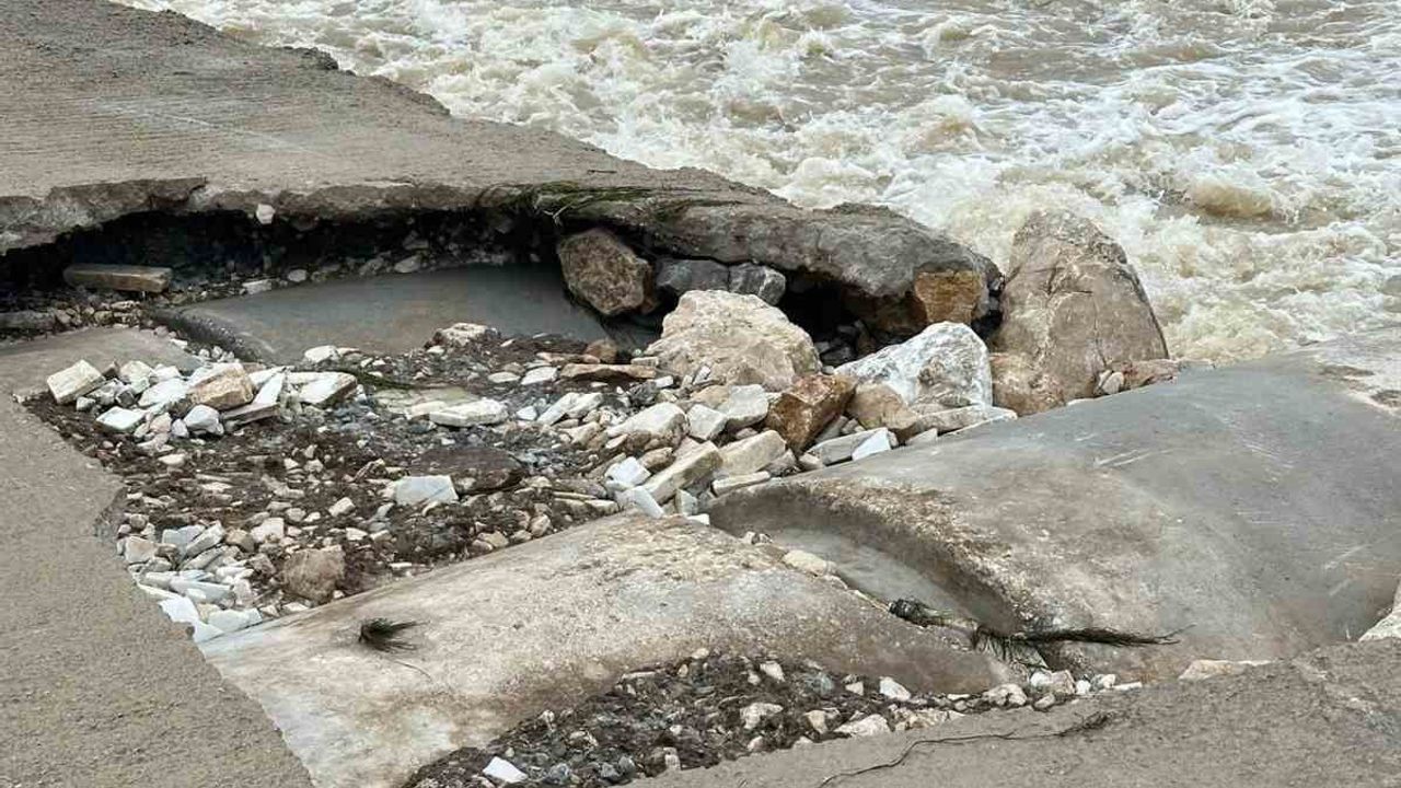 Yamanlı’daki mesire alanı köprüsündeki hasar tehlike yaratıyor