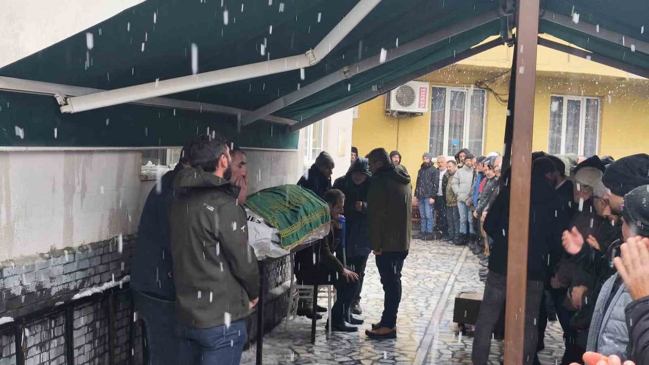 Yanan Araçta Ölü Bulunan 33 Yaşındaki Müteahhit Artvin’de Defnedildi