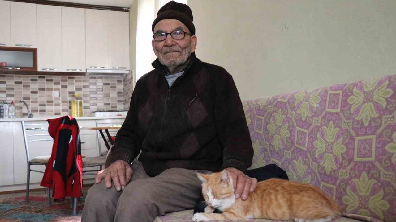 Yanan evinin önünde kedisine sarılan Ali Meşe vefat etti