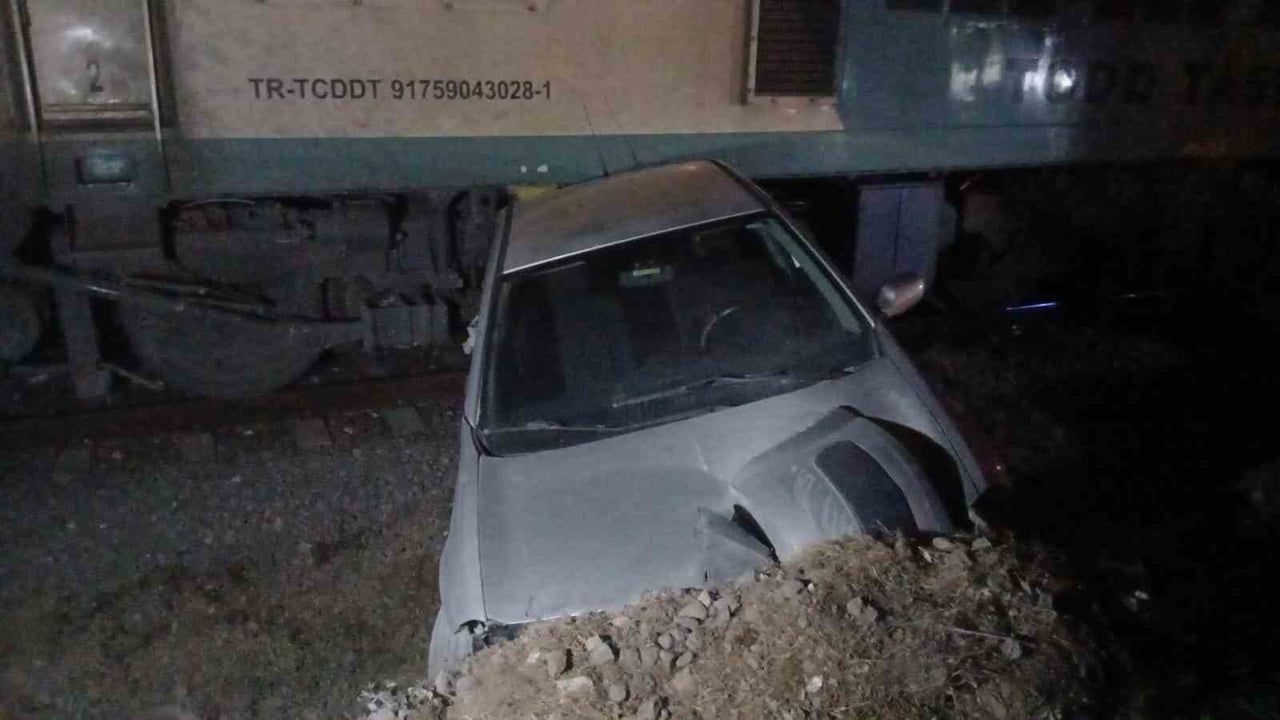 Yarbaşı hemzemin geçidinde tren ile otomobil çarpıştı