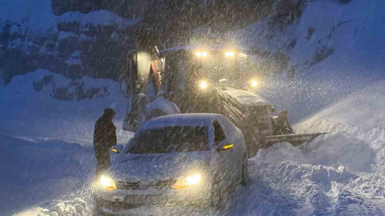 Yavuzkemal'de karda mahsur kalan tır kurtarıldı