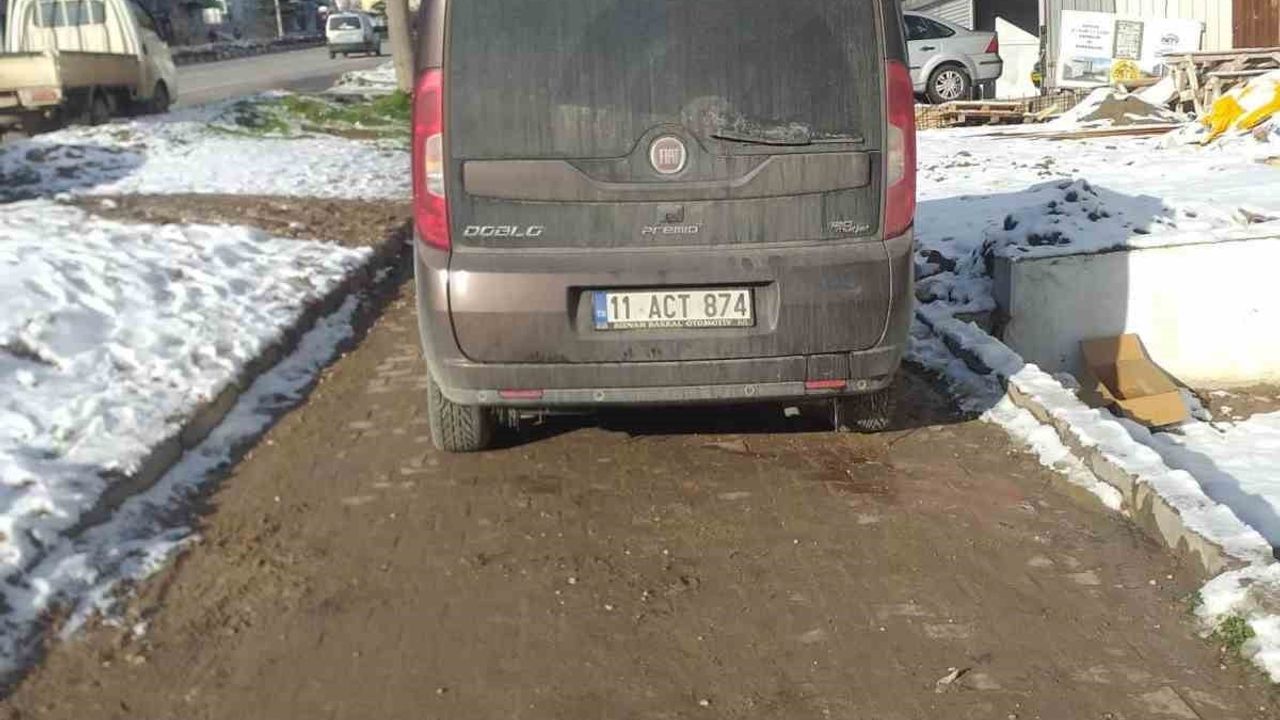 Yaya yoluna park eden araçlar Bilecik'te tepkilere yol açtı