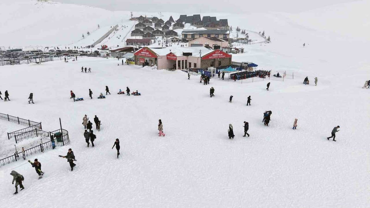 Yedikuyular Kayak Merkezi'ne Hafta Sonu Binlerce Ziyaretçi