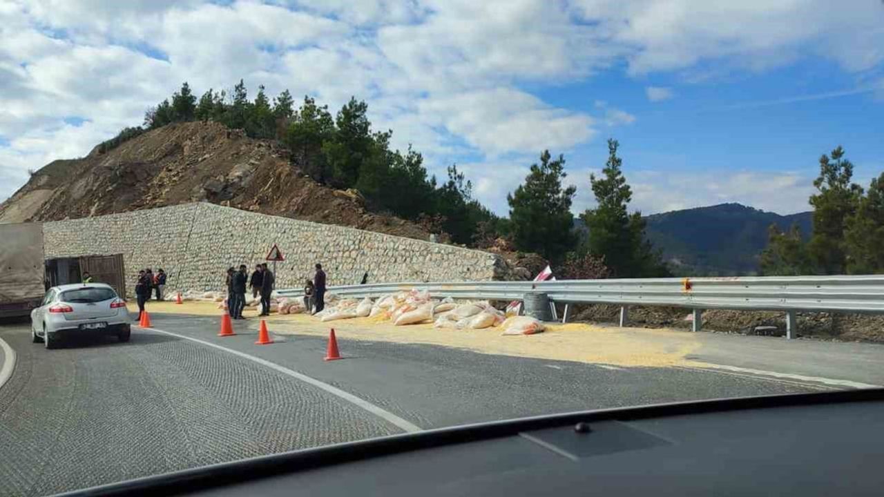 Yem yüklü tır Demirkapı Tüneli girişinde devrildi: 2 yaralı
