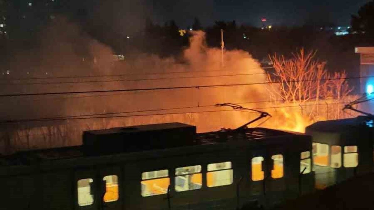 Yenibosna Metro Durağı yanında kablo yangını