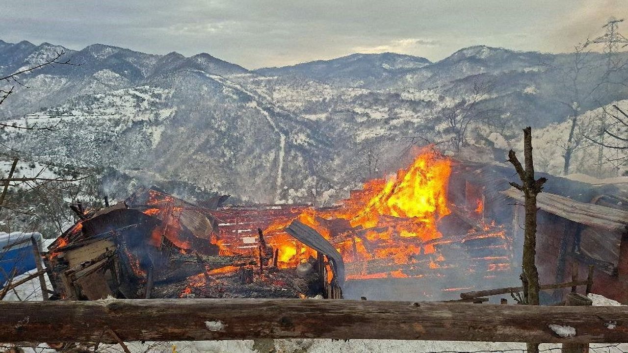 Yenice'de ahşap ev alevlere teslim oldu
