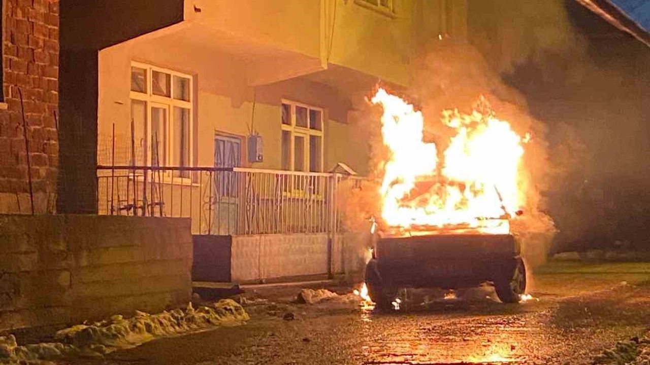 Yenice'de park halindeki otomobil alevlere teslim oldu