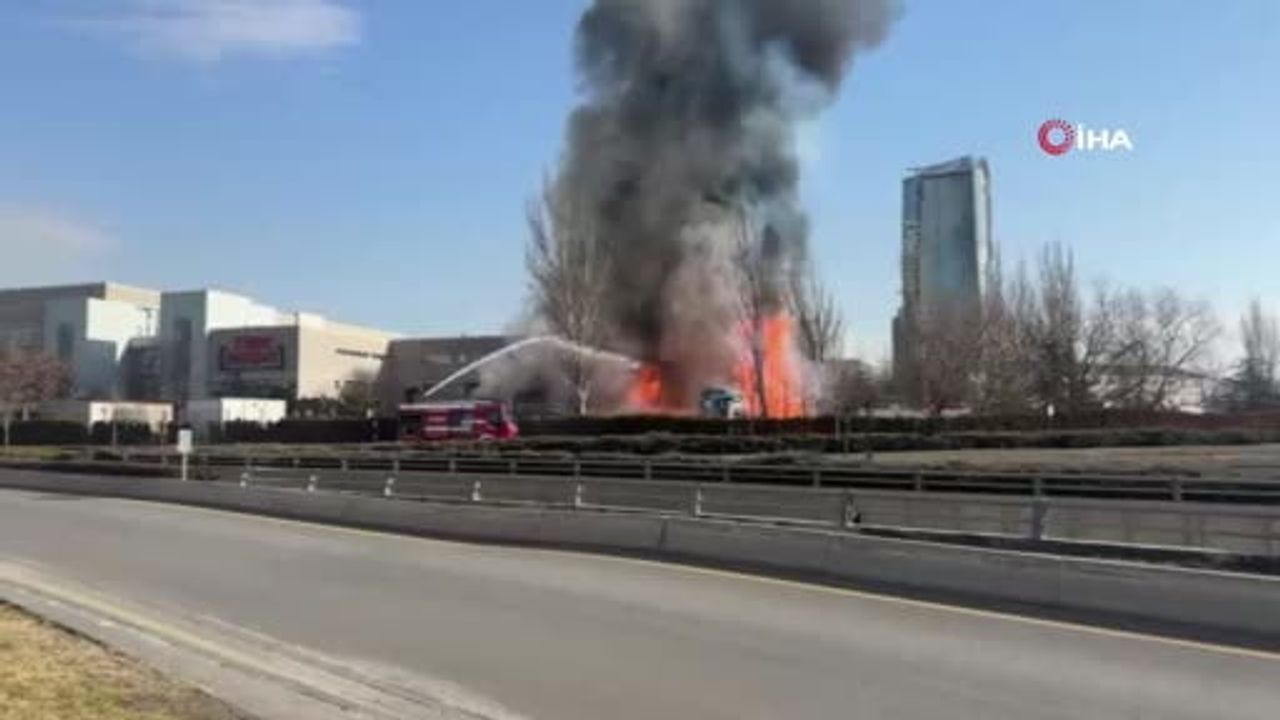 Yenimahalle'de park halindeki araçlar alev aldı — patlama sesleri kaydedildi